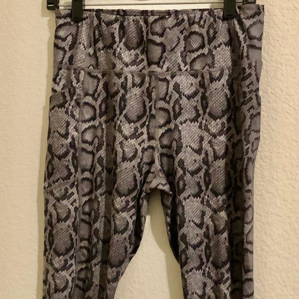 Avia Active Performance Snake Print Leggings. Size Large